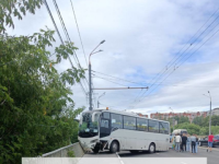 Два человека пострадали при столкновении туравтобуса и маршрутки на Ванеевском мосту 