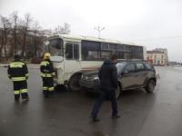 Иномарка столкнулась с маршрутным такси у Речного вокзала в Нижнем Новгороде 