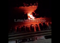 Два автомобиля сгорели ночью у многоэтажки в Нижнем Новгороде 