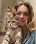 Водянова продемонстрировала фото без макияжа, но с котиком 