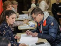 Мэр Нижнего Новгорода пришел на избирательный участок с семьей 
