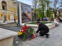 Нижегородцы несут цветы и игрушки к мемориалу погибшим при стрельбе в Казани 