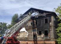 Заброшенный деревянный дом сгорел в Арзамасе 12 июля 