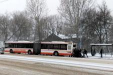 Пассажиры сами толкали автобус-гармошку на проспекте Гагарина 