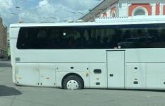 Туристический автобус застрял в яме в историческом центре Нижнего Новгорода 