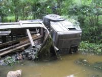 Грузовик со стройматериалами опрокинулся в канаву с водой в Нижегородской области 