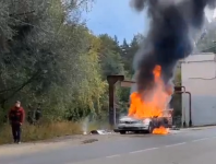 Машина дотла сгорела на обочине дороги в Сарове 