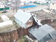 Частный дом разорвало пополам из-за провала грунта в Нижегородской области 