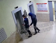 Извращенец напал на 17-летнюю девушку в подъезде в Нижнем Новгороде 