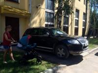 Припаркованные машины преграждают путь детским коляскам в Нижнем Новгороде 