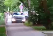 Иномарка объезжала пробку по тротуару на улице Володарского 