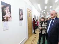 Фотогалерея «Жены героев» открылась в нижегородском Заксобрании 