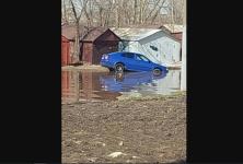 Автомобиль частично провалился в яму с водой на Зайцева в Нижнем Новгороде 