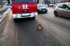 Пожарный и легковой автомобили столкнулись в Дзержинске 