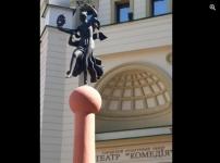 Нижегородцы осмеяли отреставрированную колонну с музой у театра «Комедiя» 