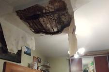 Рухнувший потолок квартиры в Канавине едва не придавил детей 