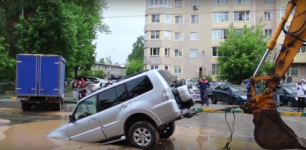 Опубликовано видео эвакуации внедорожника из провала на улице Полтавской 