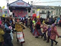 Сотни нижегородцев празднуют Масленицу на улице Рождественской 13 марта 
