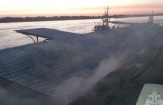 Дебаркадер сгорел ночью на Нижне-Волжской набережной в Нижнем Новгороде 