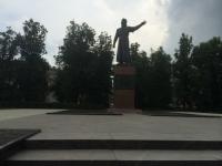 Плитка потрескалась на площади Минина в Нижнем Новгороде 