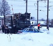 Большегруз с бревнами врезался в полицейскую машину в Нижегородской области 