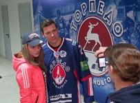 Хоккеисты и тренерский штаб нижегородского "Торпедо" в преддверии отпуска провели автограф-сессию для своих поклонников 