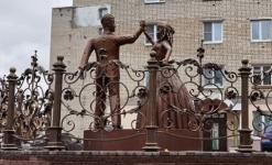 Напугавший нижегородцев памятник молодоженам не планируется демонтировать в Павлове 