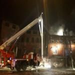 Нижегородские пожарные продолжают тушить горящий хостел   