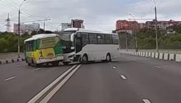 Опубликовано видео столкновения туравтобуса и маршрутки на Ванеевском мосту 