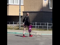 Пожилого мужчину без трусов сняли на улице в Нижнем Новгороде 