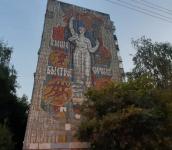 Советскую мозаику снимают на Березовской в Нижнем Новгороде для реставрации 