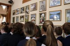Нижегородские школьники посетили выставку фоторабот «Мир глазами ветерана» 