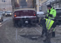 Рабочие уложили асфальт в снег на Пискунова в Нижнем Новгороде 