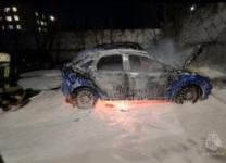 Две легковушки загорелись в Нижнем Новгороде 16 апреля 