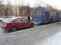 Троллейбус и иномарка столкнулись на проспекте Гагарина в Нижнем Новгороде 