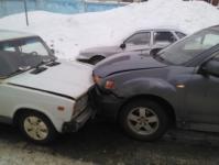 Две легковушки сошлись в лобовом столкновении в Нижнем Новгороде 