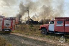 Восемь нежилых домов и сухая трава сгорели в Лукояновском округе 