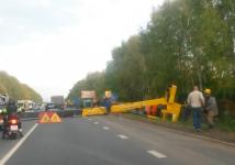 Строительный кран упал на дорогу в Нижегородской области 