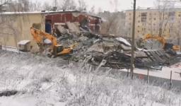 Здание бывшего кинотеатра «Электрон» начали сносить в Нижнем Новгороде 
