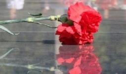 Нижегородцы несут цветы к импровизированному мемориалу погибшим в ижевской школе 