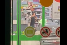 Пьяный мужчина с топором разгромил супермаркет на Бору 