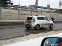 Появились фотографии падения столба на автомобиль на улице Монастырка  