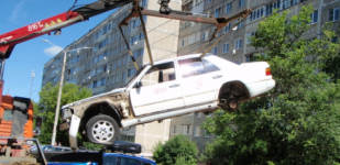 Брошенные машины без номеров эвакуируют с улиц Сормовского района 
 