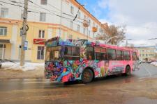 Образы «Битлз» и Элвиса Пресли украсили троллейбус в Дзержинске  