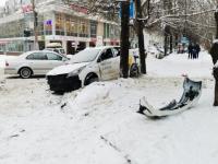 В центре Нижнего Новгорода пострадали два человека в ДТП с такси 