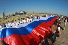100-метровый российский флаг развернули на Стрелке в Нижнем Новгороде 