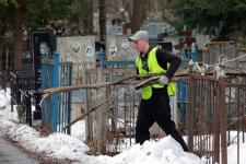 Мусор вывозят с кладбищ Нижнего Новгорода после зимы 