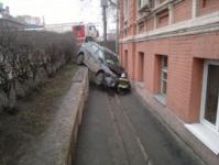 Тойота врезалась в здание приюта для бездомных в Нижнем Новгороде 