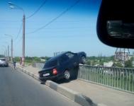 Легковой автомобиль повис на перилах моста в Нижнем Новгороде 