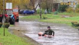 Нижегородский блогер порыбачил с лодки в луже 